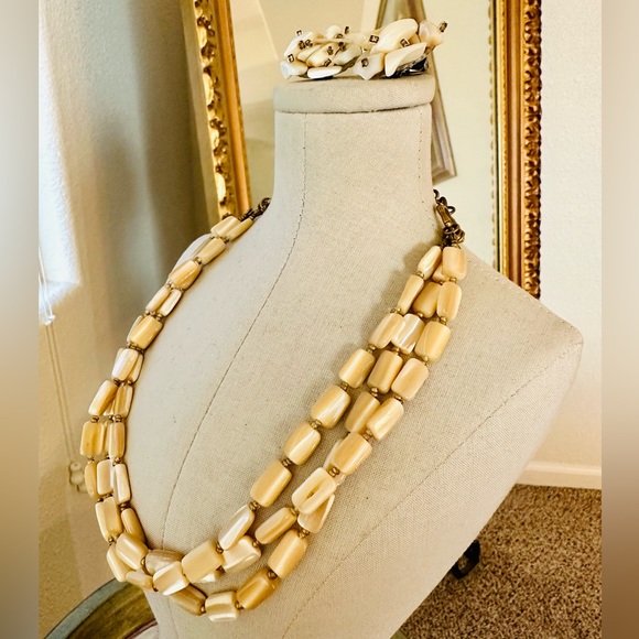 Vintage Mother of Pearl Necklace & Earrings - Picture 5 of 17